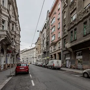 Downtown Charm In , Budapest Hungría